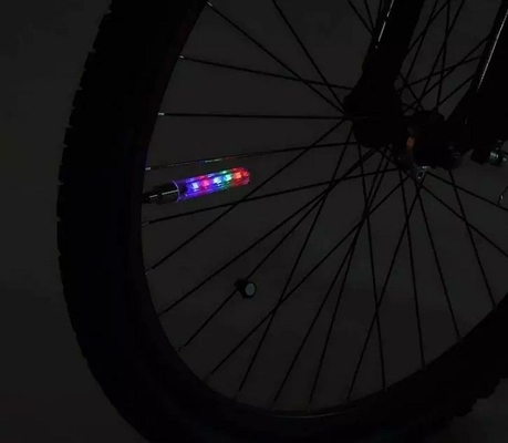 A bicicleta de piscamento do diodo emissor de luz falou o sensor leve da luz IPX4